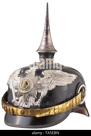 Un casco per un ufficiale della Guardia Pioneer battaglione, fatta circa 1916 in cuoio nero cranio completo di tutti gli accessori in argento visione. Il casco eagle 'frostily' placcate in argento con bordi lucidi e altamente voltata a stella di guardia. Appartamento golden chinscales su placcate in argento di rosette, entrambi cockades. Alta elegante servizio spike, Golden Stars. La parte anteriore della rampa di picco e la rampa posteriore sono già realizzati in lega di zinco. Fascia assorbisudore marrone realizzato di materiale sostitutivo, verde scuro Fodera in seta, dimensione 57, all'interno del vecchio ma mai usato twin fori punzonati da , Additional-Rights-Clearance-Info-Not-Available Foto Stock