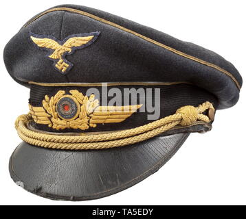 Una visiera berretto per un Luftwaffe generale promozione-aggiornato officer della PAC Luftwaffe Fine-panno blu nero con un rivestimento di mohair band, l'originale di tubazioni di argento cucite sopra con treccia in oro, il confine della visiera morbida in nero laccato cuoio, urtato in luoghi. Giallastro camicia di seta, il cappuccio trapezio stampigliato in oro 'Traugott Rahne Hannover...' la luce Fascia assorbisudore in pelle con aree riparate. Ricamati a mano cellon gold insignia e cappuccio cording. Un usato pesantemente il cappuccio con patina raccontando. storica, storica, Air Force, ramo di servizio, rami di servizio, servizio armato, armati servi, Editorial-Use-solo Foto Stock