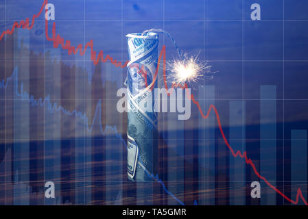 Bomba di soldi come dinamite, centinaia di dollari con uno stoppino con drop charts su sfondo blu. In attesa che l'esplosione dei mercati di investimento Foto Stock