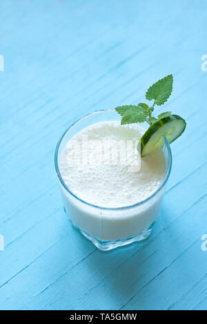 Yogurt drink (ayran, kefir, lassi) in vetro - estate sani rinfrescanti drink freddo sul blu, copia dello spazio. Foto Stock