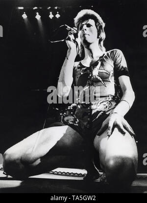 Londra - 12 Maggio: David Bowie suona dal vivo sul palco a Earls Court Arena del 12 maggio 1973 durante la Ziggy Stardust tour (foto di Gijsbert Hanekroot) Foto Stock
