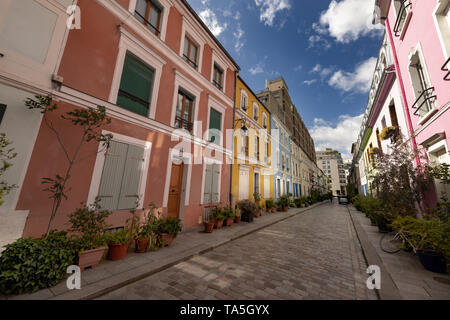 Rue Crémieux è nascosto tra Rue de Lyon e Rue de Bercy, e può essere rapidamente perdere. La maggior parte delle case sono dipinte in una varietà di colori pastello, Foto Stock