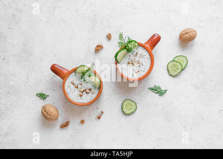 Tarator - cucina bulgara. Estate zuppa fredda con yogurt, erbe, noci e cetriolo per una sana dieta, vista dall'alto, copia dello spazio. Foto Stock