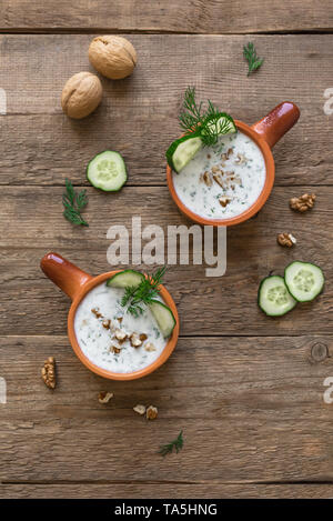 Tarator - cucina bulgara. Estate zuppa fredda con yogurt, erbe, noci e cetriolo per una sana dieta, vista dall'alto, copia dello spazio. Foto Stock