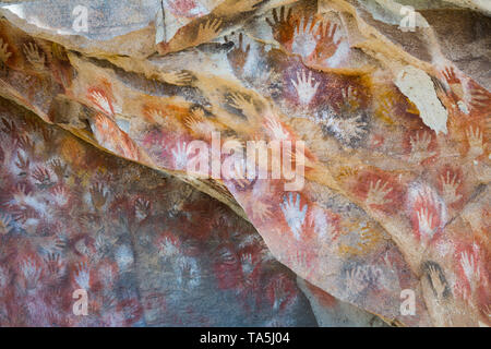 Famosa serie di grotte Cueva de las Manos con dipinti di mani in Argentina Foto Stock