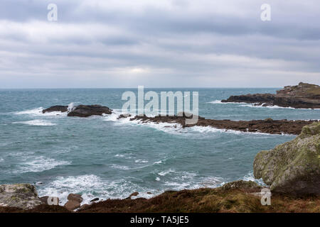 Il pericoloso ingresso Porth Hellick a bassa marea e in un forte vento onshore, St. Mary's, isole Scilly, REGNO UNITO Foto Stock