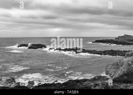 Il pericoloso ingresso Porth Hellick a bassa marea e in un forte vento onshore, St. Mary's, isole Scilly, UK: versione in bianco e nero Foto Stock