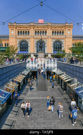 Stazione centrale, Ernst August's Place, Niki de Saint-Phalle-Promenade, Bahnhofstrasse, Hannover, Bassa Sassonia, Germania, Hauptbahnhof, Ernst-August-Pla Foto Stock