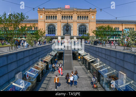 Stazione centrale, Ernst August's Place, Niki de Saint-Phalle-Promenade, Bahnhofstrasse, Hannover, Bassa Sassonia, Germania, Hauptbahnhof, Ernst-August-Pla Foto Stock