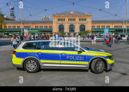 Auto della Polizia, stazione centrale, Ernst August's Place, Hannover, Bassa Sassonia, Germania, Polizeiauto, Hauptbahnhof, Ernst-August-Platz, Niedersachsen, DT Foto Stock