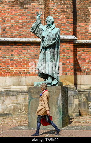 Statua di Martin Luther, mercato chiesa di Saint Georgii et Jacobi, Hanns Lilje posto, Hannover, Bassa Sassonia, Germania, Marktkirche San Georgii et Jacobi, Ha Foto Stock