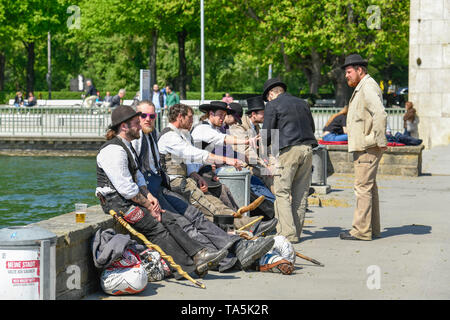 Viaggiare journeymen sul rotolamento, Maschsee, Hannover, Bassa Sassonia, Germania, Wandergesellen auf der Walz, Niedersachsen, Deutschland Foto Stock