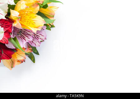 Bouquet di fiori colorati alstroemeria su sfondo bianco. Lay piatto. Orizzontale. Mockup con copia spazio per biglietto di auguri, social media Foto Stock