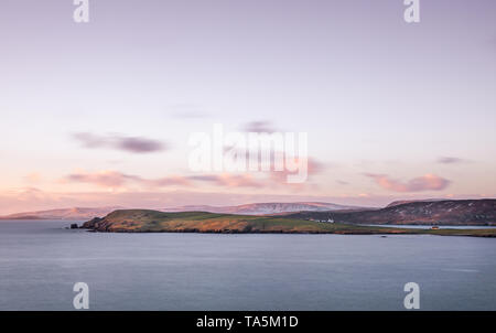 Isole Shetland isole a nord della Scozia, Regno Unito. Fotografato dal punto della Knab guardando attraverso Lerwick. Colpo al sorgere del sole in inverno come il Foto Stock