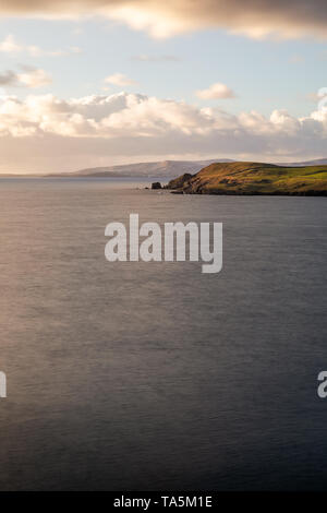 Isole Shetland isole a nord della Scozia, Regno Unito. Fotografato dal punto della Knab guardando attraverso Lerwick. Colpo al sorgere del sole in inverno come il Foto Stock