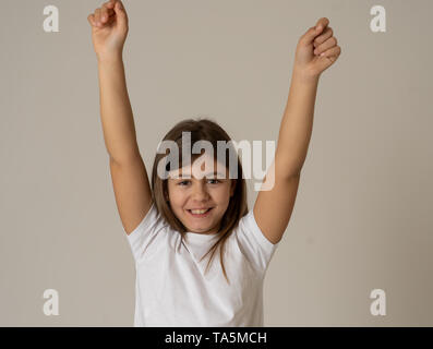 Ritratto di Carino affascinante felice, entusiasta, divertente, allegro giovane capretto con una scossa, sorpresi di fronte guardando la telecamera per celebrare il successo o winnin Foto Stock