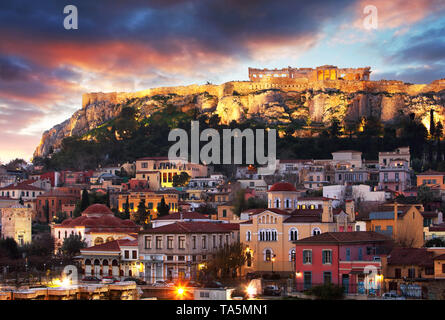 Vista panoramica sopra la città vecchia di Atene e il tempio del Partenone dell'Acropoli durante il sunrise Foto Stock