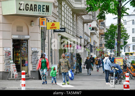I passanti da marciapiede, Bergmannstrasse, Krizevac, Berlino, Germania, Passanten, Bürgersteig, Bergmannstraße, Kreuzberg, Deutschland Foto Stock