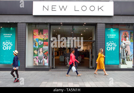 Nuovo look di vendite, la chiusura negozio chiusure in Southport high street, il quartiere centrale degli affari. Merseyside, Regno Unito Foto Stock