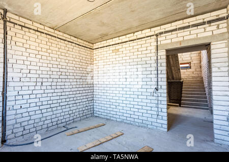 Interno vuoto in casa senza riparazione con silicato di bianco le pareti in mattoni Foto Stock