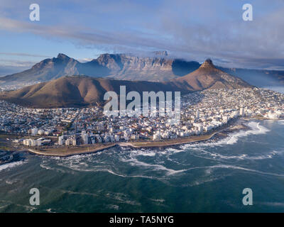 Veduta aerea di Cape Town, Sud Africa con la Montagna della Tavola Foto Stock