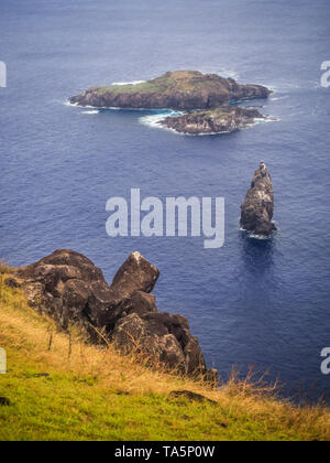 Gli isolotti o Motus dal Rano Kao vulcano sull isola di pasqua. Rapa Nui cultura Cile Foto Stock