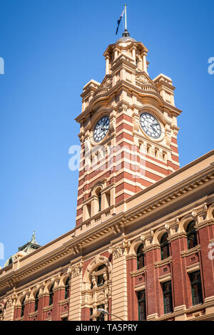 Vista ravvicinata della torre dell'orologio della stazione di Flinders Street a Melbourne in Australia Foto Stock