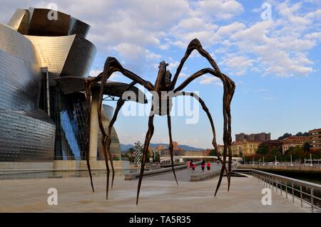 Louise Bourgeois "aman" al di fuori del Museo Guggenheim, Bilbao, Spagna. Foto Stock