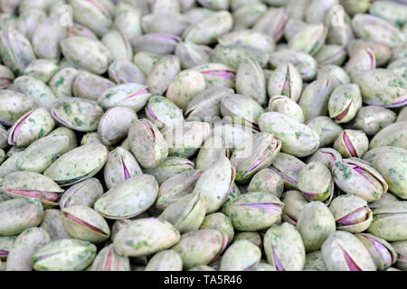 Arrostite i kernel di pistacchi in un guscio, rivestito con diversi ingredienti close-up, macro Foto Stock