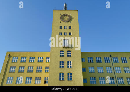 Torre di Guardia, Il Carossa alloggio, ex dispositivo aviazione lavoro campo gancio LGW, Streitstrasse, campo a gancio, Spandau, Berlino, Germania, Uhrenturm, Caross Foto Stock