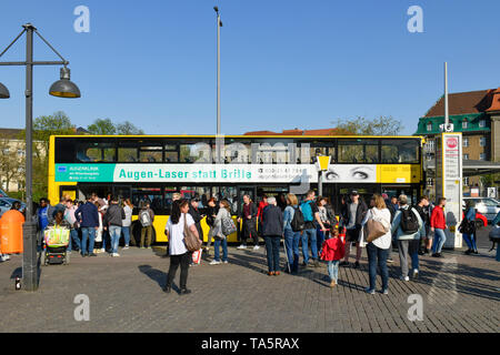 Fermata bus, old town-abitante di anello, Spandau, Berlino, Germania, Bushaltestelle, Altstädter Ring Deutschland Foto Stock