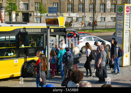 Fermata bus, old town-abitante di anello, Spandau, Berlino, Germania, Bushaltestelle, Altstädter Ring Deutschland Foto Stock