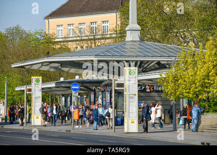 Fermata bus, old town-abitante di anello, Spandau, Berlino, Germania, Bushaltestelle, Altstädter Ring Deutschland Foto Stock