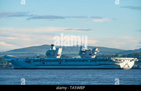 Rosyth, Scotland, Regno Unito. 22 Maggio, 2019. Portaerei HMS Queen Elizabeth ormeggiato a Rosyth nel fiume Forth dopo aver lasciato il bacino di carenaggio ieri dopo una visita a casa sua porta. Lei lascerà il via oggi e tornare al mare in preparazione per Westlant 19 deployment che è progettato per concentrarsi sulle operazioni del suo F-35 degli aerei da caccia. Credito: Iain Masterton/Alamy Live News Foto Stock