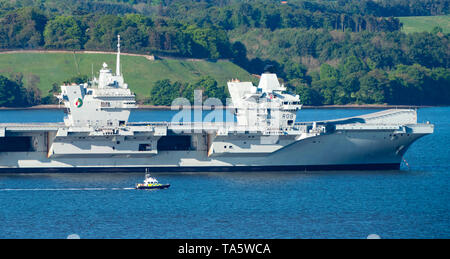 Rosyth, Scotland, Regno Unito. 22 Maggio, 2019. Portaerei HMS Queen Elizabeth ormeggiato a Rosyth nel fiume Forth dopo aver lasciato il bacino di carenaggio ieri dopo una visita a casa sua porta. Lei lascerà il via oggi e tornare al mare in preparazione per Westlant 19 deployment che è progettato per concentrarsi sulle operazioni del suo F-35 degli aerei da caccia. Credito: Iain Masterton/Alamy Live News Foto Stock