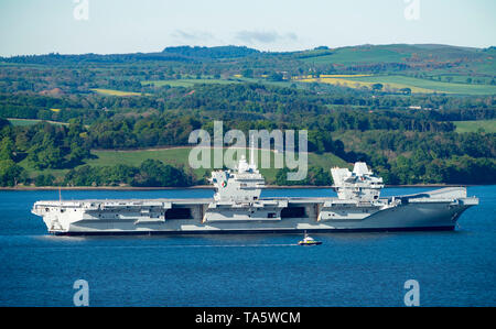 Rosyth, Scotland, Regno Unito. 22 Maggio, 2019. Portaerei HMS Queen Elizabeth ormeggiato a Rosyth nel fiume Forth dopo aver lasciato il bacino di carenaggio ieri dopo una visita a casa sua porta. Lei lascerà il via oggi e tornare al mare in preparazione per Westlant 19 deployment che è progettato per concentrarsi sulle operazioni del suo F-35 degli aerei da caccia. Credito: Iain Masterton/Alamy Live News Foto Stock