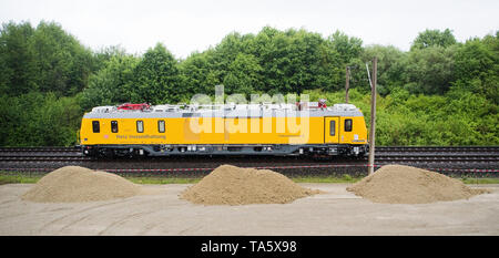 Sorsum, Germania. 22 Maggio, 2019. Un treno per la manutenzione della rete viene eseguito sulla linea Hannover - Gottinga nel distretto di Hildesheim passato cumuli di ghiaia. Dopo quasi 30 anni di funzionamento, Deutsche Bahn rinnova la linea ad alta velocità da Hannover a Gottinga. Il collegamento è chiuso per un periodo di sei mesi, i treni hanno bisogno di più tempo o sono annullate. Il 22 maggio, il Tedesco ferroviaria vuole spiegare le conseguenze per i viaggiatori. Credito: Julian Stratenschulte/dpa/Alamy Live News Foto Stock