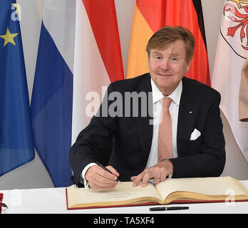 Potsdam, Germania. 22 Maggio, 2019. La Dutch King Willem-Alexander Firma il libro d'oro della Cancelleria dello Stato. L'Olandese royal giovane visite Potsdam. Credito: Bernd Settnik/dpa-Zentralbild/dpa/Alamy Live News Foto Stock