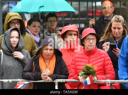 Potsdam, Germania. 22 Maggio, 2019. Ventole olandese della coppia reale sono in attesa di fronte alla Cancelleria di Stato per l'arrivo della coppia reale. Credito: Bernd Settnik/dpa-Zentralbild/dpa/Alamy Live News Foto Stock