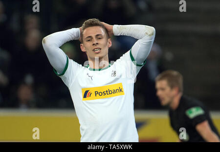 Archiviato - 18 dicembre 2018, della Renania settentrionale-Vestfalia, Mönchengladbach: Calcio - Bundesliga, Borussia Mönchengladbach - 1FC Norimberga, xvi giornata in Borussia-Park. Gladbach è pericolo Thorgan afferra la testa. Il Borussia Dortmund ha contratto Thorgan pericolo dal concorrente Bundesliga Borussia Mönchengladbach. (A DPA: 'Borussia Dortmund obbliga Gladbacher pericolo') Foto: Federico Gambarini/dpa Foto Stock