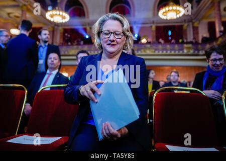 Heidelberg, Germania. 22 Maggio, 2019. Svenja Schulze (SPD), federale il Ministro dell'ambiente, si siede in prima fila dell'ICCA2019 Conferenza internazionale sul cambiamento climatico. Circa 700 locali, regionali e nazionali di decisori ed esperti da tutto il mondo discutono gli obiettivi del clima di Parigi accordo. Credito: Uwe Anspach/dpa/Alamy Live News Foto Stock