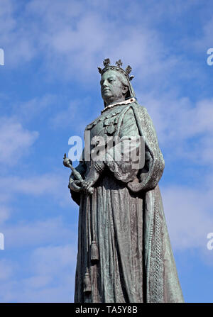 Leith, Edinburgh, Regno Unito. 22 maggio 2019. Questo anno che commemora il bicentenario della nascita della regina Victoria. Questa statua in bronzo situato ai piedi di Leith Walk di fronte a ciò che è ora il nuovo Kirkgate Shopping Center. Scolpito da John Stevenson Rhind (scozzese, 1859 - 1937) ha svelato da Lord Rosebery il 12 ottobre 1907. Foto Stock