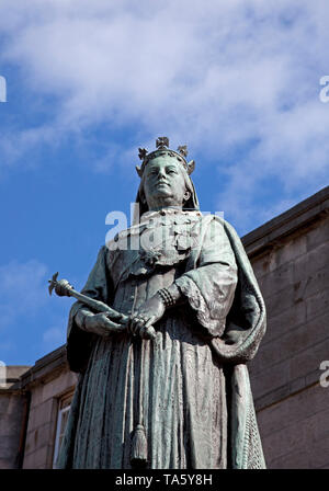 Leith, Edinburgh, Regno Unito. 22 maggio 2019. Questo anno che commemora il bicentenario della nascita della regina Victoria. Questa statua in bronzo situato ai piedi di Leith Walk di fronte a ciò che è ora il nuovo Kirkgate Shopping Center. Scolpito da John Stevenson Rhind (scozzese, 1859 - 1937) ha svelato da Lord Rosebery il 12 ottobre 1907. Foto Stock