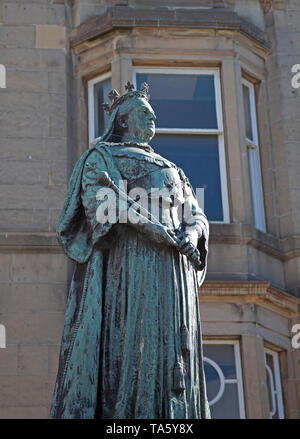 Leith, Edinburgh, Regno Unito. 22 maggio 2019. Questo anno che commemora il bicentenario della nascita della regina Victoria. Questa statua in bronzo situato ai piedi di Leith Walk di fronte a ciò che è ora il nuovo Kirkgate Shopping Center. Scolpito da John Stevenson Rhind (scozzese, 1859 - 1937) ha svelato da Lord Rosebery il 12 ottobre 1907. Foto Stock