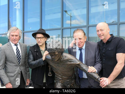 Olympia centro ricreativo, Belfast, Irlanda del Nord. 22 maggio 2019. Una vita dimensioni statua in bronzo di ex-Irlanda del Nord e il Manchester United legend George Best è stata svelata a Belfast oggi. Universalmente riconosciuto come uno dei pezzi intramontabili, meglio chi è morto il 25 novembre 2005, sarebbe stato 73 di oggi. La statua in bronzo è stato creato da Belfast scultore Tony Currie ed è stata finanziata con i fondi pubblici. La statua ora siede fuori del moderno Olympia Leisure Centre, una questione di metri dal suolo - Windsor Park - che meglio impreziosito molte volte. Credito: David Hunter/Alamy Live News Foto Stock