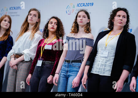 Heidelberg, Germania. 22 Maggio, 2019. Membri della gioventù vertice sul clima sono sul palcoscenico internazionale di conferenza sul cambiamento climatico ICCA2019. Circa 700 locali, regionali e nazionali di decisori ed esperti da tutto il mondo discutono gli obiettivi del clima di Parigi accordo. Credito: Uwe Anspach/dpa/Alamy Live News Foto Stock