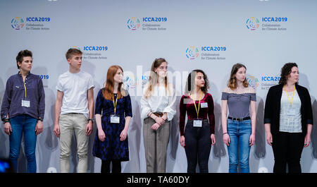 Heidelberg, Germania. 22 Maggio, 2019. Membri della gioventù vertice sul clima sono sul palcoscenico internazionale di conferenza sul cambiamento climatico ICCA2019. Circa 700 locali, regionali e nazionali di decisori ed esperti da tutto il mondo discutono gli obiettivi del clima di Parigi accordo. Credito: Uwe Anspach/dpa/Alamy Live News Foto Stock