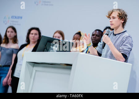 Heidelberg, Germania. 22 Maggio, 2019. Jakob Blasel, rappresentante dello studente iniziativa "Venerdì per il futuro", parla a livello internazionale Conferenza sui cambiamenti climatici ICCA2019. Circa 700 locali, regionali e nazionali di decisori ed esperti da tutto il mondo discutono gli obiettivi del clima di Parigi accordo. Credito: Uwe Anspach/dpa/Alamy Live News Foto Stock