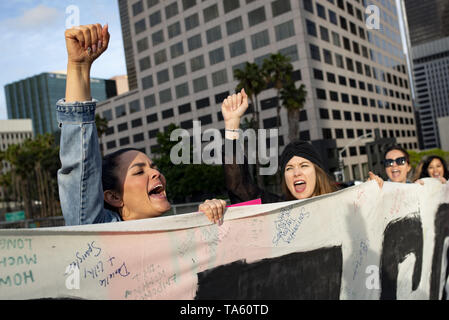 21 maggio 2019 - Los Angeles, CA, Stati Uniti - Gli attivisti hanno visto cantando slogan tenendo un banner durante la protesta..i diritti delle donne gli attivisti hanno protestato contro le restrizioni su aborti dopo Alabama ha superato le più restrittive divieti di aborto in noi. Arresto di analoghi divieti giornata di azione per aborto raduni dei diritti si sono tenute in tutta la nazione. (Credito Immagine: © Ronen Tivony/SOPA immagini via ZUMA filo) Foto Stock