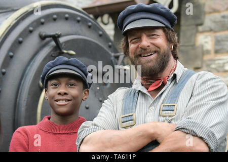 Potsdam, Germania. 22 Maggio, 2019. Gli attori Salomone Gordon (l) ed Henning Baum stanno fianco a fianco durante le riprese di 'Jim Knopf und die Wilde 13'. Credito: Jörg Carstensen/dpa/Alamy Live News Foto Stock